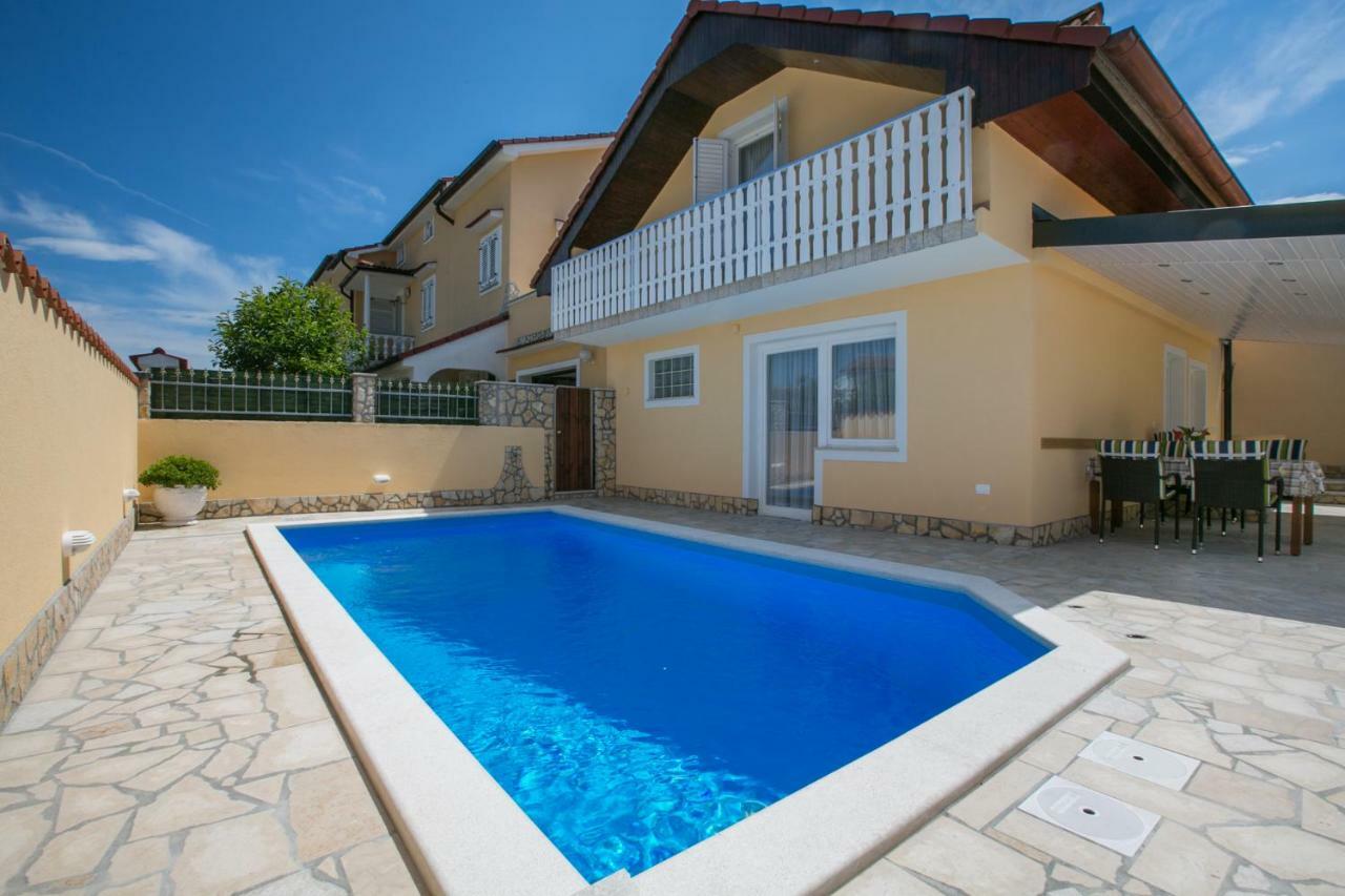 Holiday Home "Mala Kuca " With Heated Pool Pula Zewnętrze zdjęcie